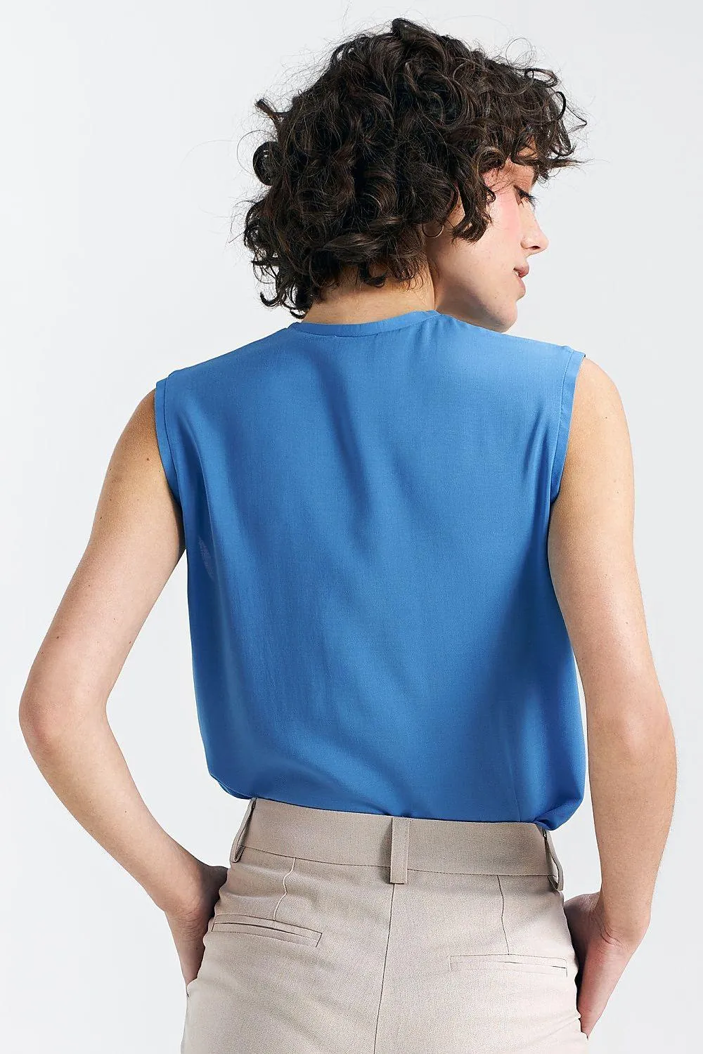 Chic Sleeveless Viscose Blouse with Pleated Details