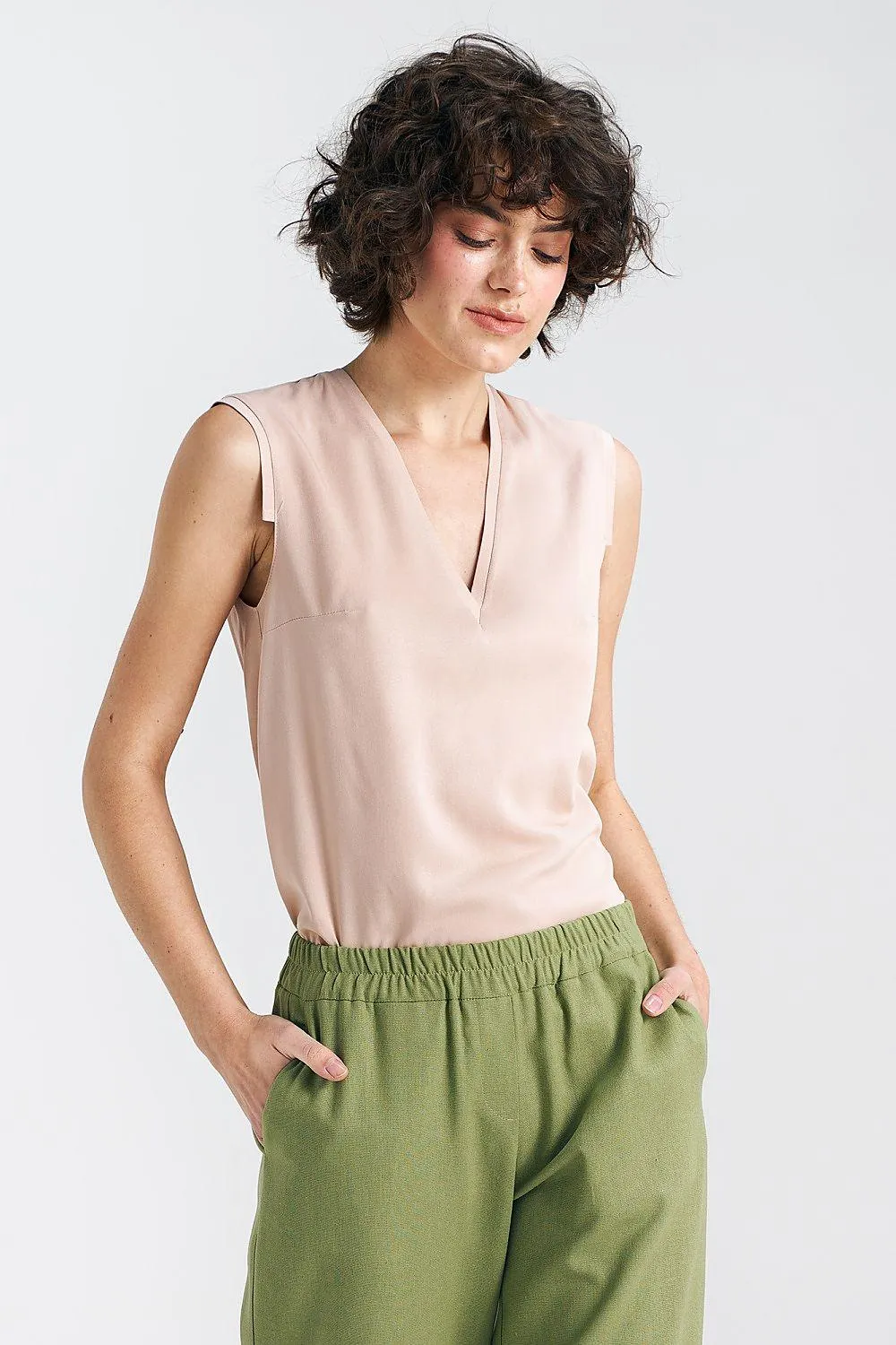 Chic Sleeveless Viscose Blouse with Pleated Details